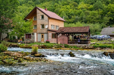 Domacinstvo na kraju svijeta Country House in Federation of Bosnia and Herzegovina