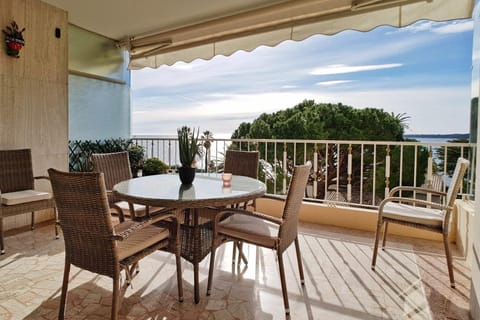 4-Room Apartment with Terrace & Sea View 5-Minute Walk to the Beach Apartment in Cannes