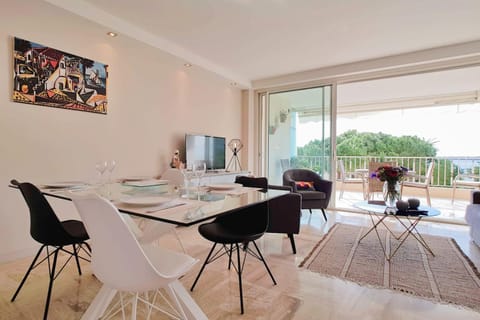 4-Room Apartment with Terrace & Sea View 5-Minute Walk to the Beach Apartment in Cannes