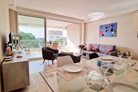 4-Room Apartment with Terrace & Sea View 5-Minute Walk to the Beach Apartment in Cannes