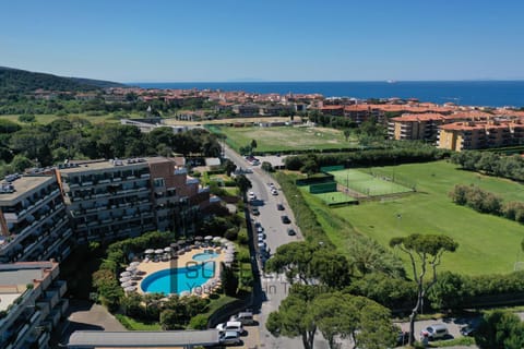 Property building, Day, Neighbourhood, Natural landscape, Bird's eye view, Pool view, Sea view, Street view, Swimming pool