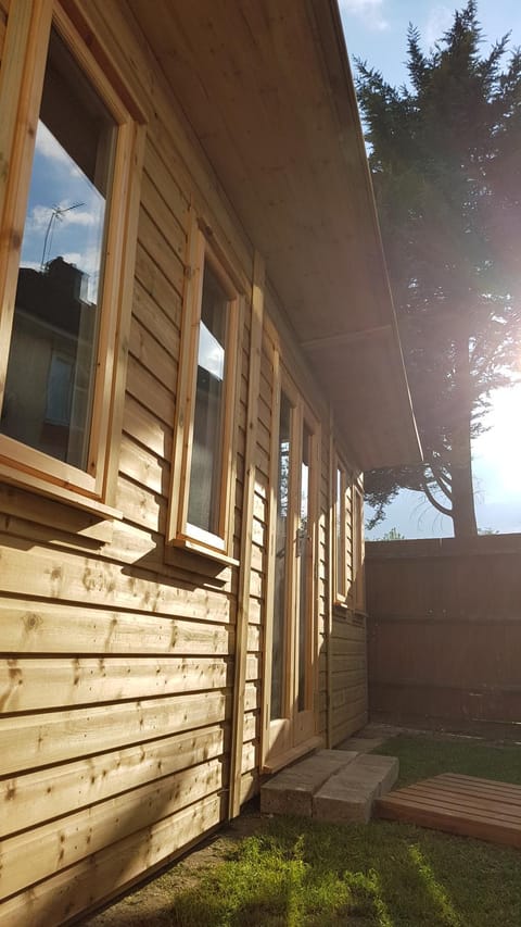 Urban Log Cabin near zone 2 tube Condo in London Borough of Ealing