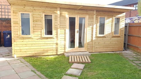 Urban Log Cabin near zone 2 tube Apartment in London Borough of Ealing