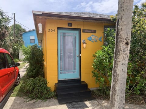 Hibiscus Cottage - Downtown and Steps to the Beach! Condo in Flagler Beach