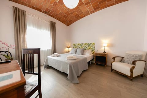 Newly renovated room w Pool & BikeParking Bed and Breakfast in Girona