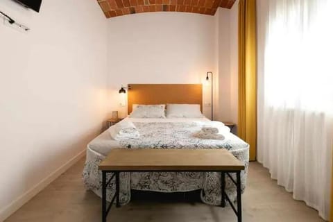 Newly renovated room w Pool & BikeParking Bed and Breakfast in Girona