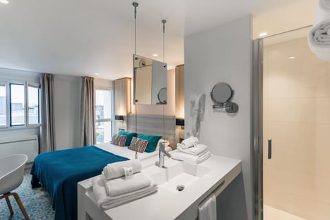 Bed, Photo of the whole room, Bedroom, towels