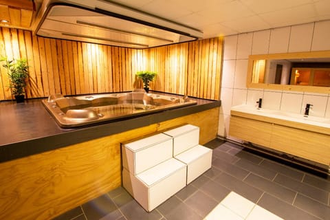 Hot Tub, Spa and wellness centre/facilities