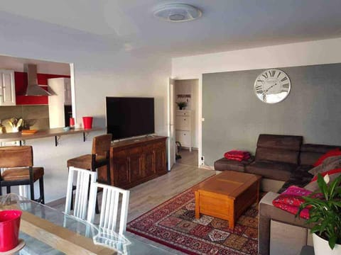 BedinReims cozy apartment parking and wifi free ideal 4 Adultes et 2 Enfants Apartment in Reims