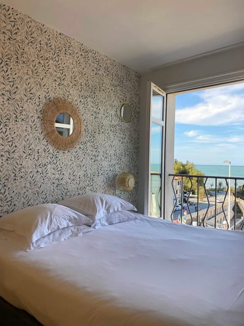 Photo of the whole room, Bedroom, Sea view