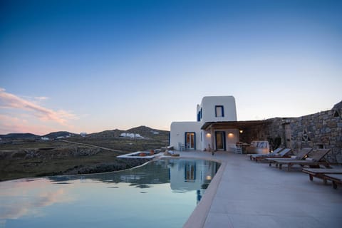 Property building, Nearby landmark, Day, Natural landscape, Mountain view, Pool view, Swimming pool, sunbed