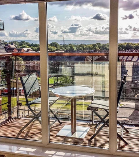 Patio, View (from property/room), Balcony/Terrace, Seating area, Dining area, Lake view, River view