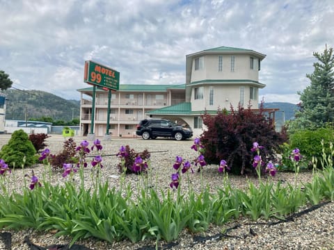 Property building, Spring, Day, Natural landscape, Garden, Garden view, Mountain view, Location, Parking