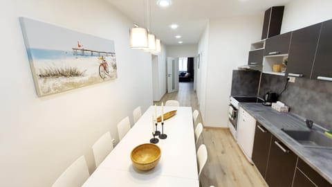 Kitchen or kitchenette, Photo of the whole room, Dining area