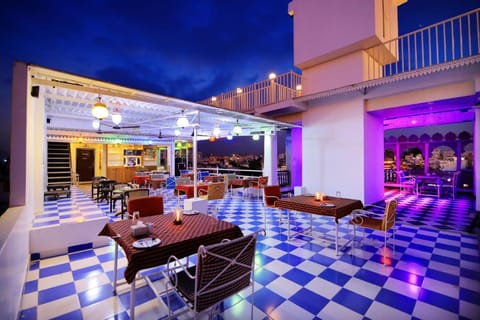 Restaurant/places to eat, Night, Balcony/Terrace, Seating area