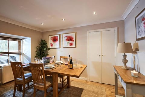 Stuc an t Sagairt Cottage , Loch Lomond House in Scotland