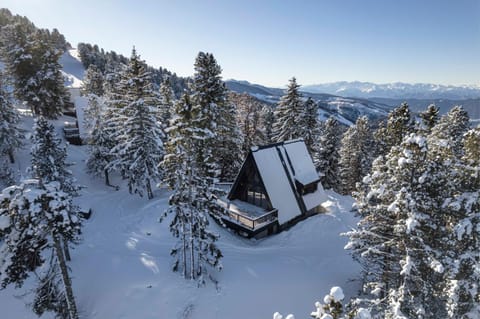 Property building, Day, Natural landscape, Winter, Mountain view