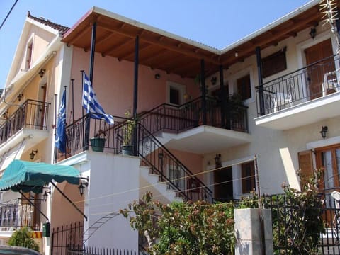 Violatos studios Apartment hotel in Agia Effimia