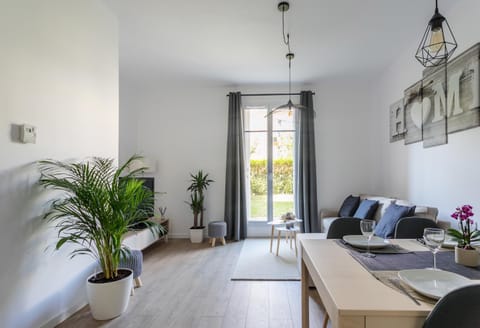 Nice Apartment Garden - 5 min DISNEYLAND Paris - Val d'Europe Center Condo in Chessy