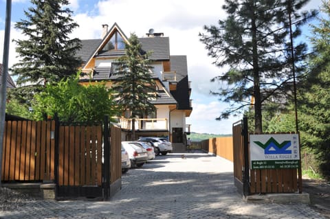 Property building, Facade/entrance, Day, Natural landscape, Garden