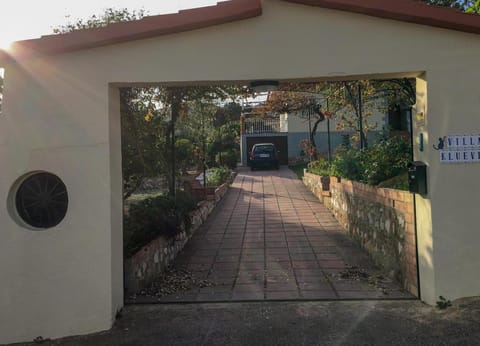 Facade/entrance, Parking