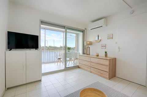 Appart 6 pers vue mer-piscine-parking-clim-wifi Apartment in Agde