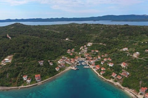 Knež - Relaxing Apartments Near the Sea on Mali Iž Bed and Breakfast in Zadar County