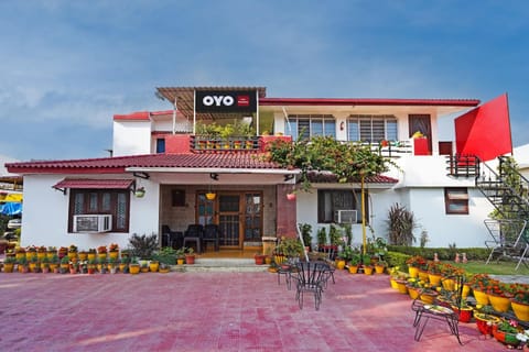 OYO Flagship Cozy Homestay Hotel in Dehradun