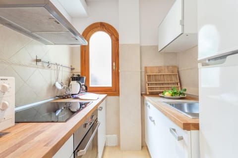 Kitchen or kitchenette, oven