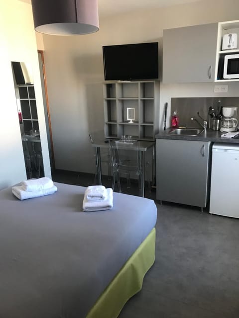 Bed, Kitchen or kitchenette, Photo of the whole room, Dining area