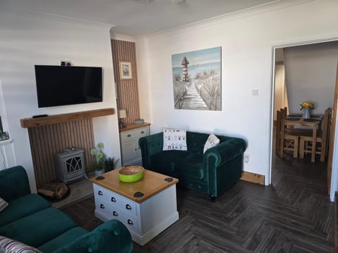 Communal lounge/ TV room, TV and multimedia, Living room, Seating area, Evening entertainment