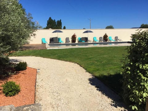 Large family home with private pool in Vignères, 10 sleeps. Villa in Le Thor