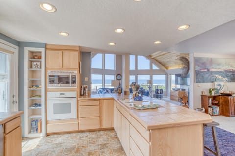 Neptune Lookout House in Lincoln City