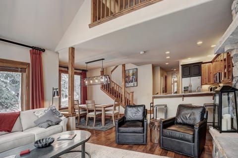 High Ceilings, Natural Light- 3 Bedroom Arrowhead Village Condo Apartment in Edwards