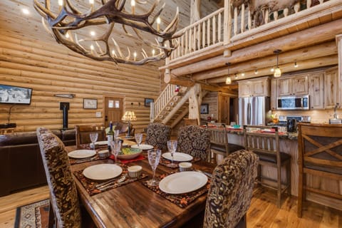 Lumberjack Lodge by KABINO Hot Tub Fire Pit Satellite WiFi Grill Large Porch Maison in Idaho