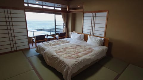 Bed, Natural landscape, Photo of the whole room, Bedroom