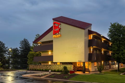 Red Roof Inn PLUS+ Chicago - Willowbrook Hotel in Willowbrook