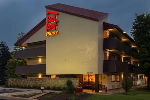 Red Roof Inn PLUS+ Chicago - Willowbrook Hotel in Willowbrook