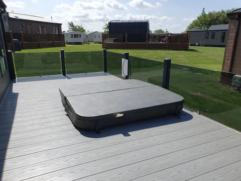 Hot tub hols in lodge with roof terrace Terrain de camping /
station de camping-car in Tattershall
