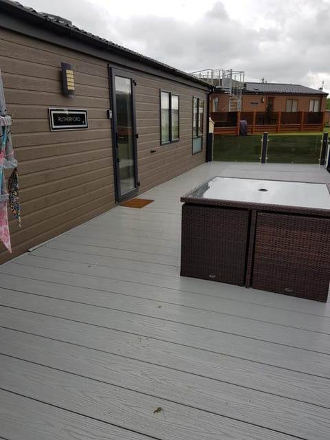 Hot tub hols in lodge with roof terrace Campeggio /
resort per camper in Tattershall