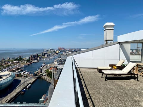 Day, Natural landscape, View (from property/room), Balcony/Terrace, Seating area, City view, Lake view, River view, Sea view