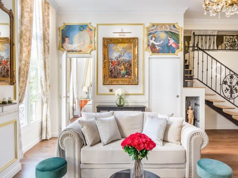 Living room, Seating area