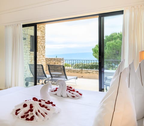 Balcony/Terrace, Bedroom, Garden view, Landmark view, Mountain view