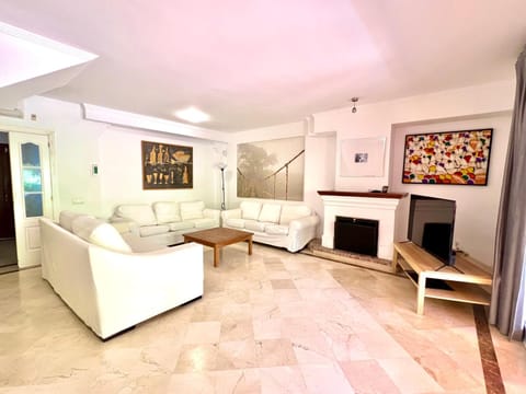 Spacious Golden Mile Townhouse Apartment in Marbella