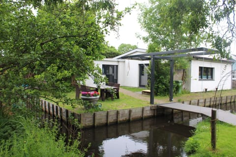 Bungalow between Haarlem and Amsterdam with a large bubble bath Villa in Haarlem