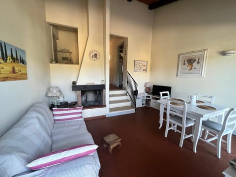 TV and multimedia, Lounge or bar, Lunch, fireplace