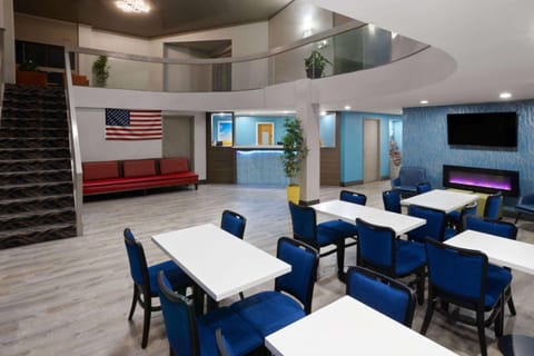 Days Inn & Suites by Wyndham Northwest Indianapolis Hotel in Pike Township