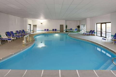 Days Inn & Suites by Wyndham Northwest Indianapolis Hotel in Pike Township