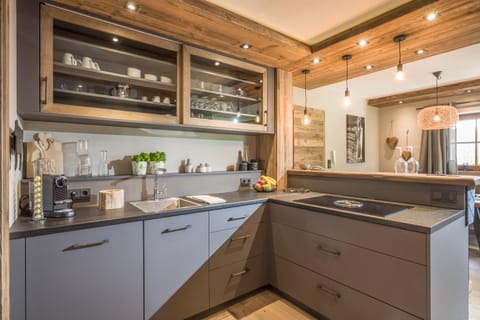 Coffee/tea facilities, Kitchen or kitchenette, dishwasher, stove