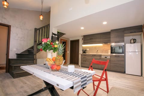 Kitchen or kitchenette, Dining area, Communal kitchen